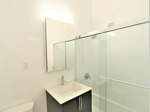 5th image of 4 Park Ave APT 21G