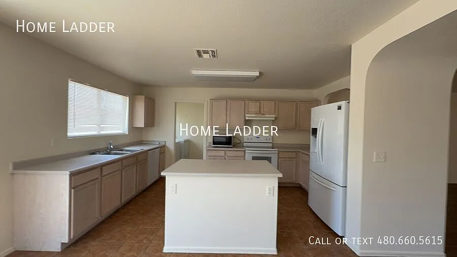 Move In Special $500 Of First Full Month's Rent Spacious 3-Bedroom Home With Fresh Paint, New Flo... — Photo 3