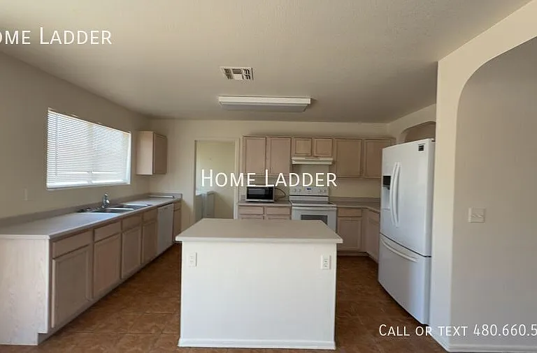 10665 E Bramble Ave — Photo 3