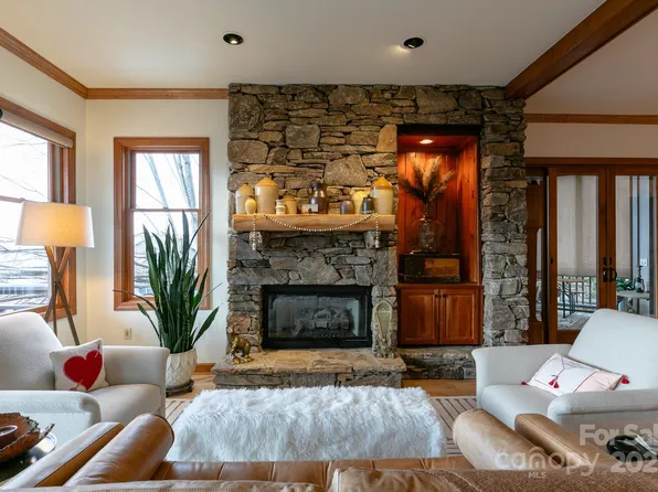61 Spring Rock Rd, Burnsville, NC 28714