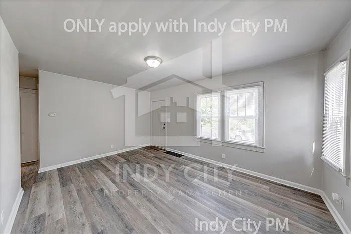 1326 N Gladstone Ave — Photo 5