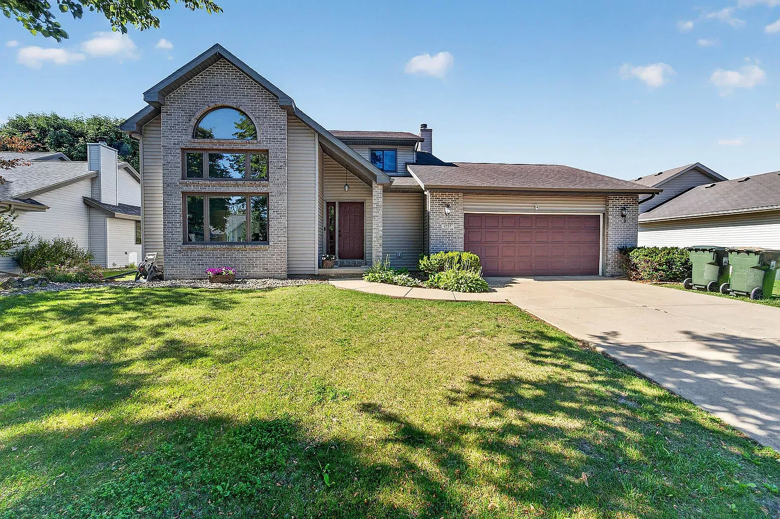 3 bed, 3.5 bath, 2850 sqft, $3,200 — Photo 1