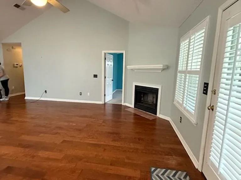 1325 Parkwood Dr — Photo 4
