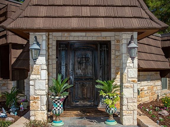 3rd image of 17 Dartmouth Cir
