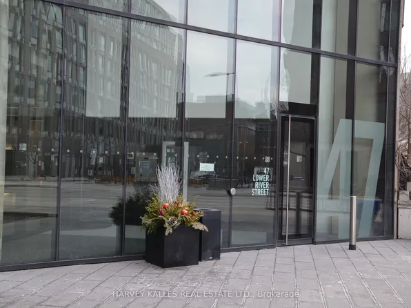 47 Lower River St #526, Toronto, ON M5A 0G1