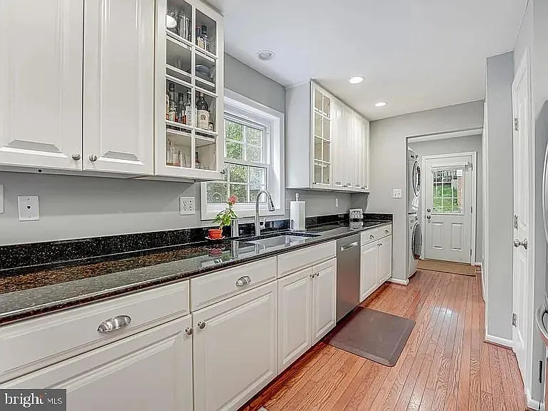 2221 Senseney Ln — Photo 3