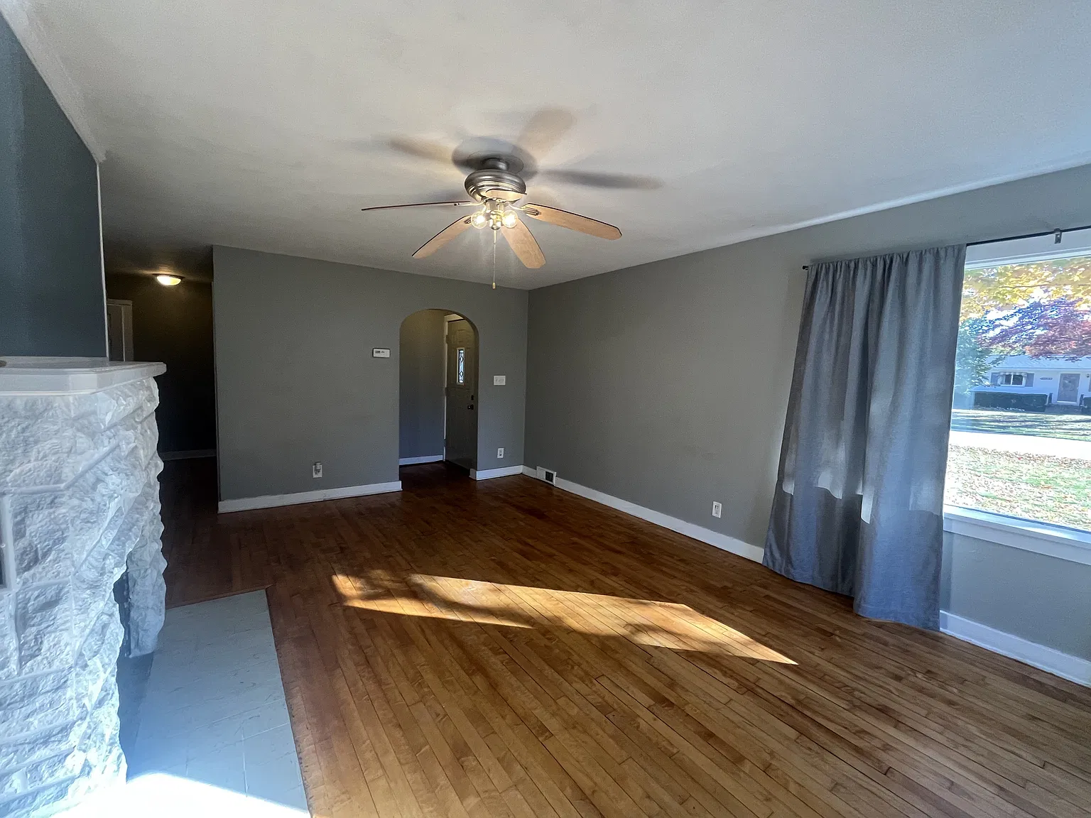 Charming 3 Bedroom, 1 Bathroom Home for Rent! — Photo 4