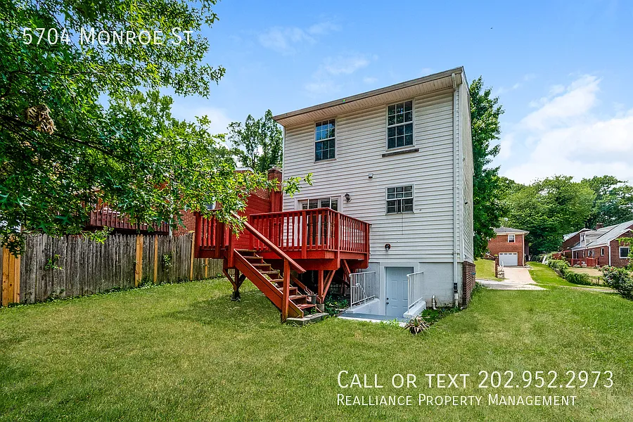 Spacious 4BR/3BA Single-Family Home with Finished Basement & Private D — Photo 2