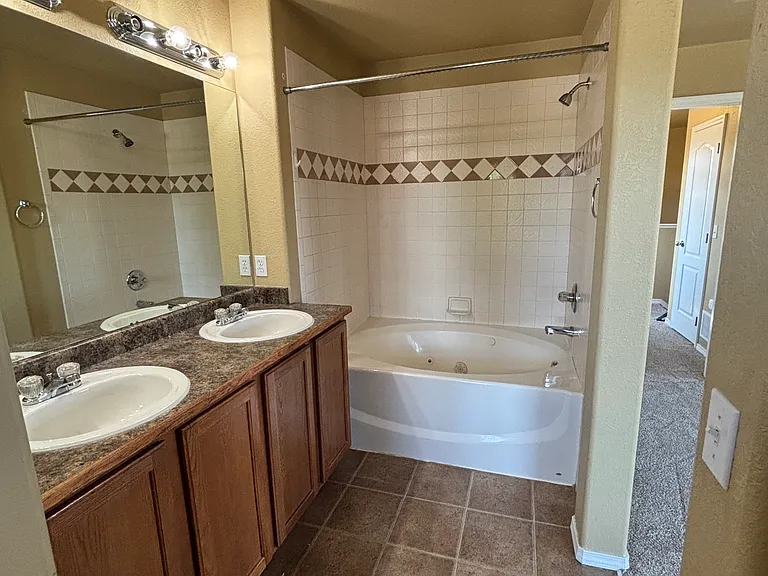 6594 Silverwind Cir — Photo 14