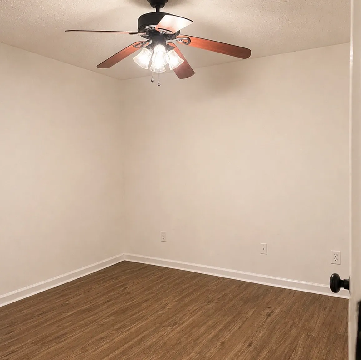 353 Seagraves Dr — Photo 3