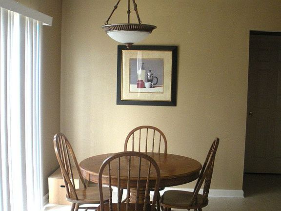 Breakfast area between kitchen & family room