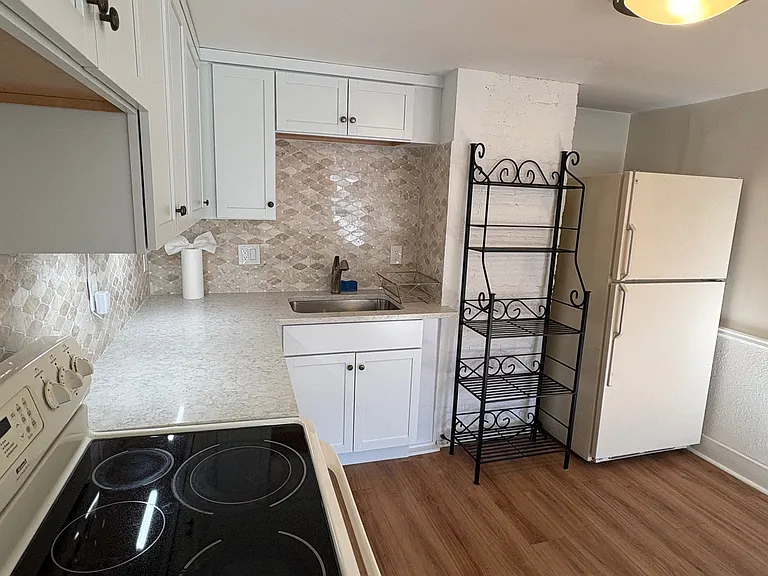 30 Whitman Ave — Photo 5