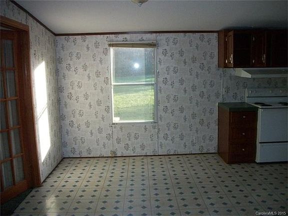 5th image of 130 Hickory Nut Dr