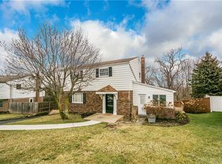 1075 Huston Dr, West Mifflin, PA 15122