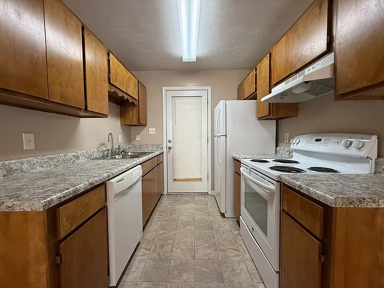 705 Pointe Ct #C — Photo 6