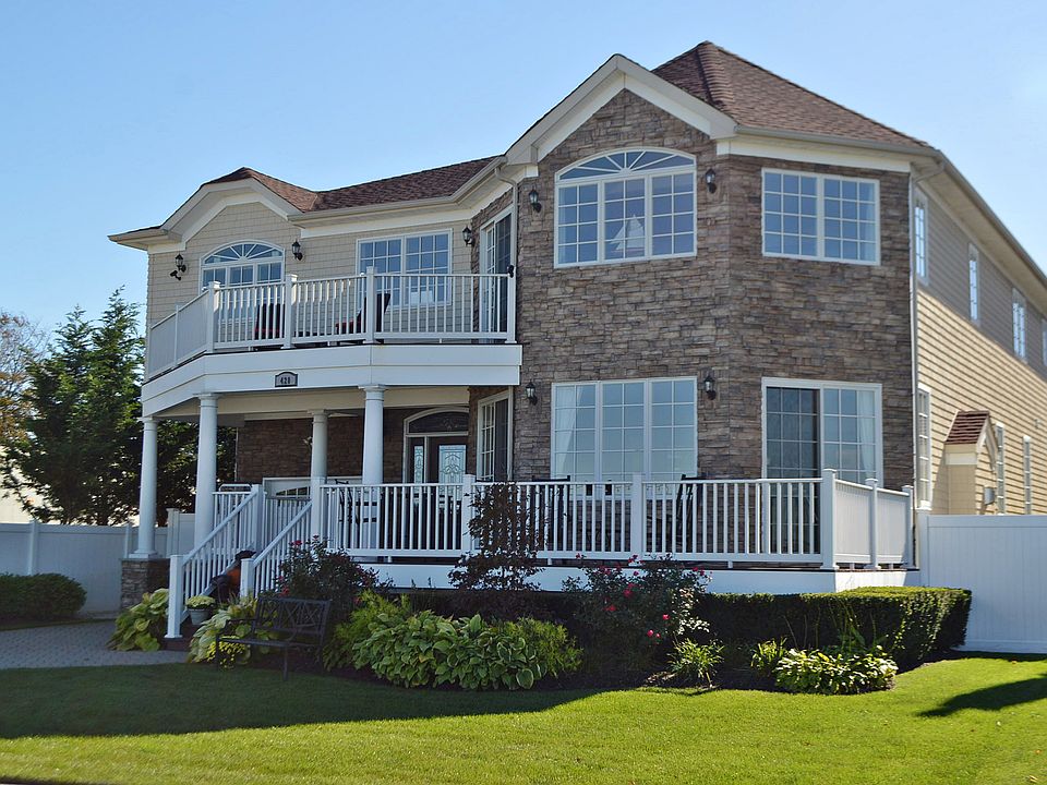 1st image of 420 W Bay Dr