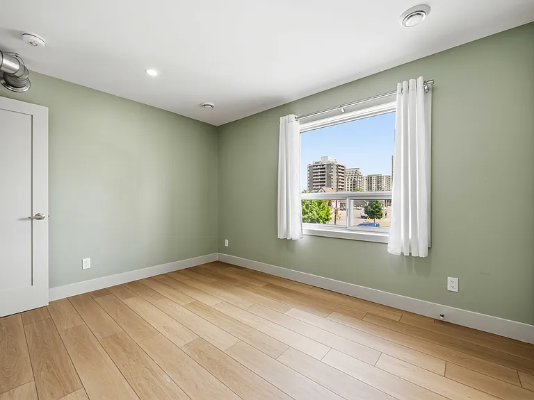 270 Christina St N #2 — Photo 13