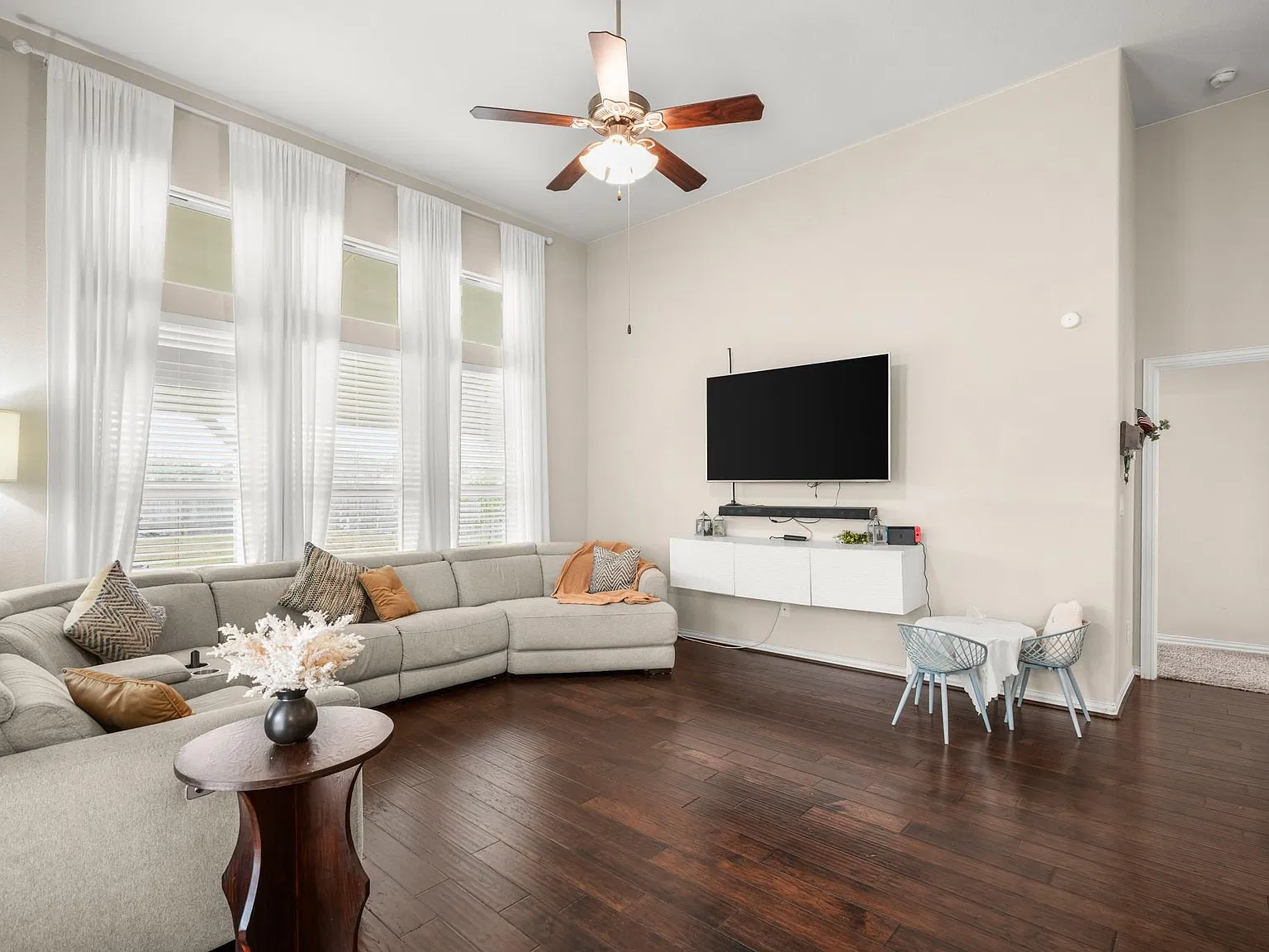 3 bed, 2.0 bath, 1770 sqft, $2,400 — Photo 3
