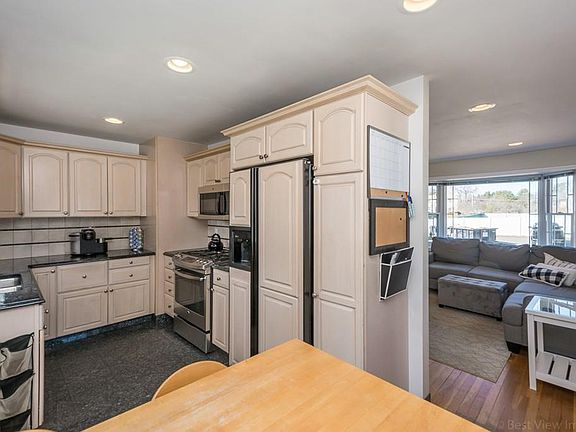 5th image of 8 Dartmouth Dr