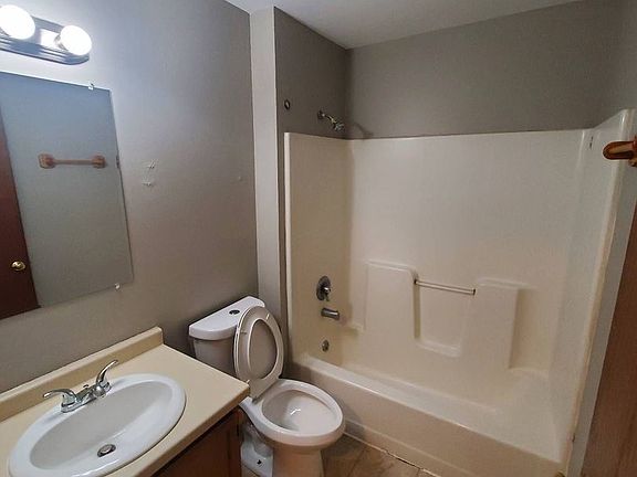 5th image of 510 W Newhall Ave APT 4