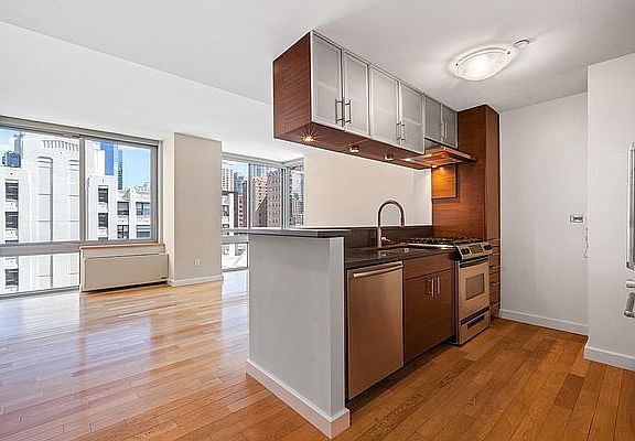 3rd image of 225 W 60th St APT 9E