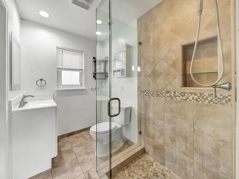 23008 Hamlin St — Photo 18