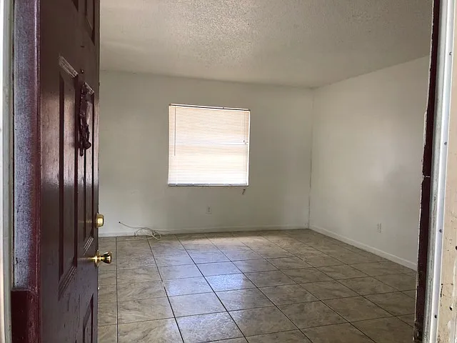 3 bed, 1100 sqft, $1,900 — Photo 1