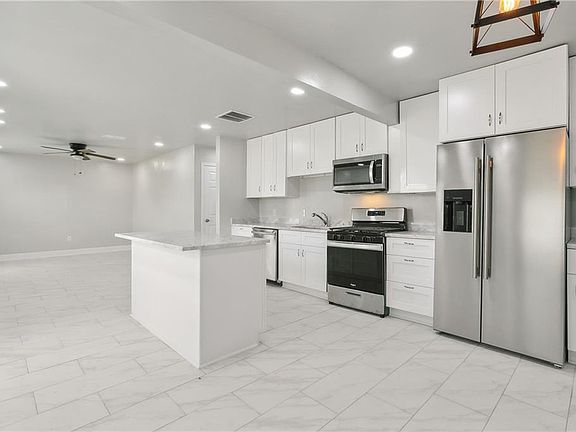 5th image of 313 Blossom Ct