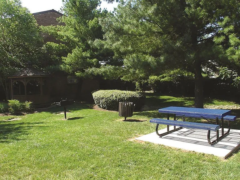 The Manor/The Manor East Apartments — Photo 10