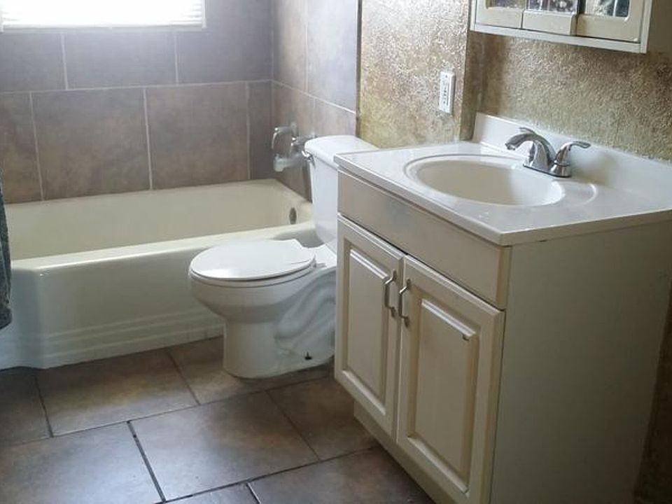 2nd image of 2716 Oak Dr