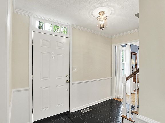 4th image of 70 Williamsburg Ct