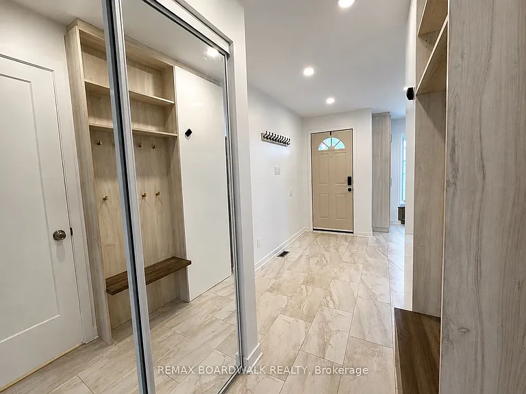 4396 Whittaker Cres — Photo 3
