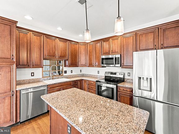 3rd image of 814 Maple Flats Ter