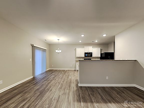 3rd image of 941 Joselynn Dr