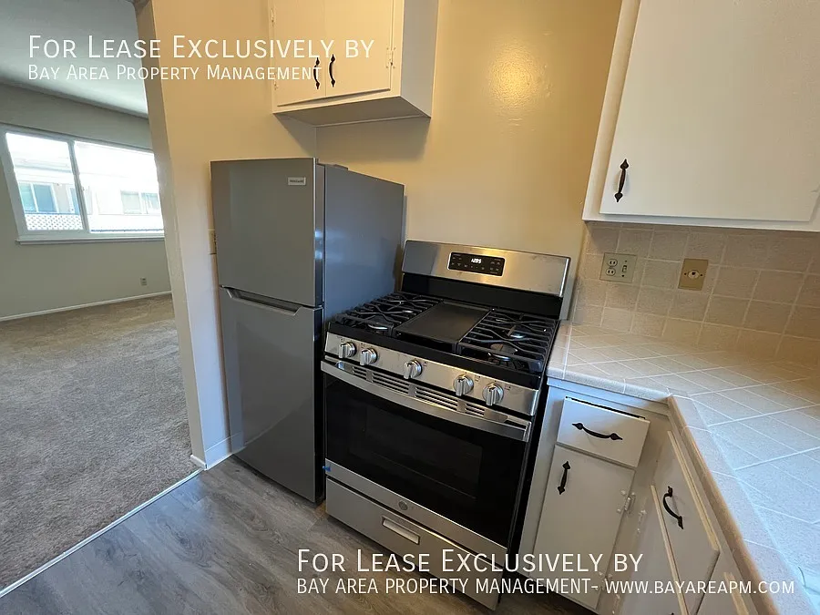 Updated and Spacious Studio near Woodside Road — Photo 4