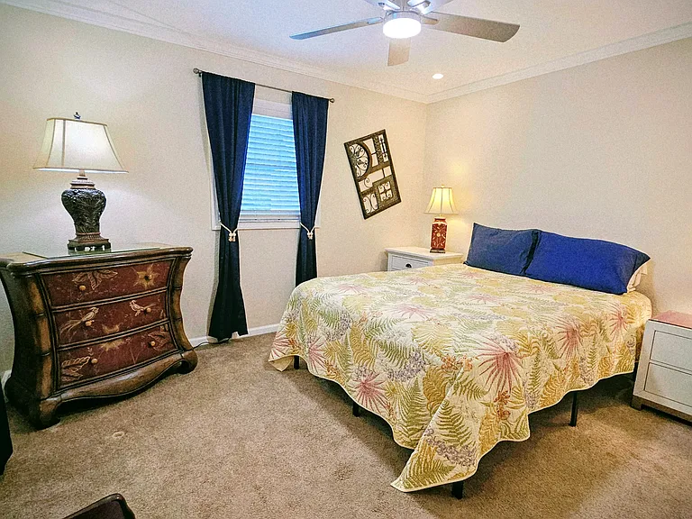 3rd bedroom-queen bed
