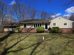 10 Apache Dr, Pennington, NJ 08534