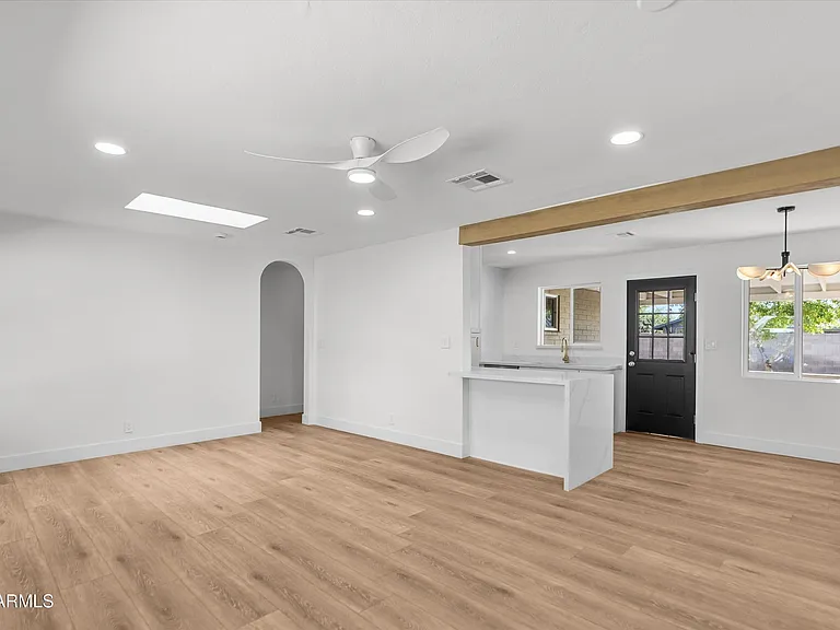 543 W 17th St — Photo 24