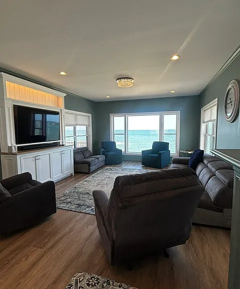 16 Gunrock Ave — Photo 1