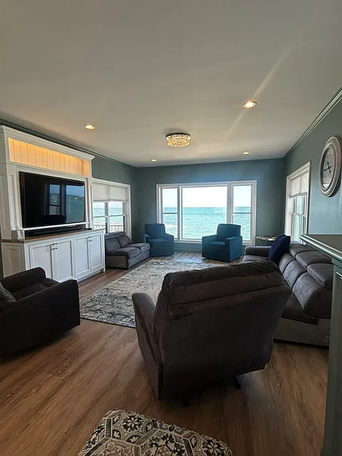 16 Gunrock Ave