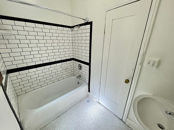 5th image of 2017 Argyle Ave #1B-1Ba-650Sqft