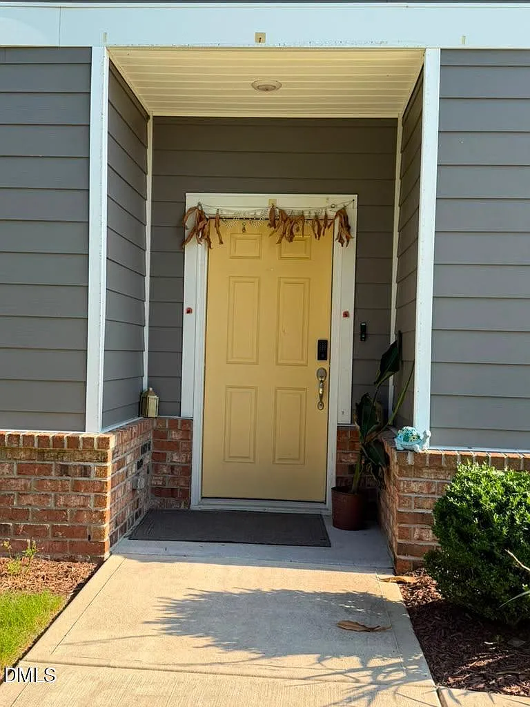 4 bed, 3.5 bath, $2,350 — Photo 1
