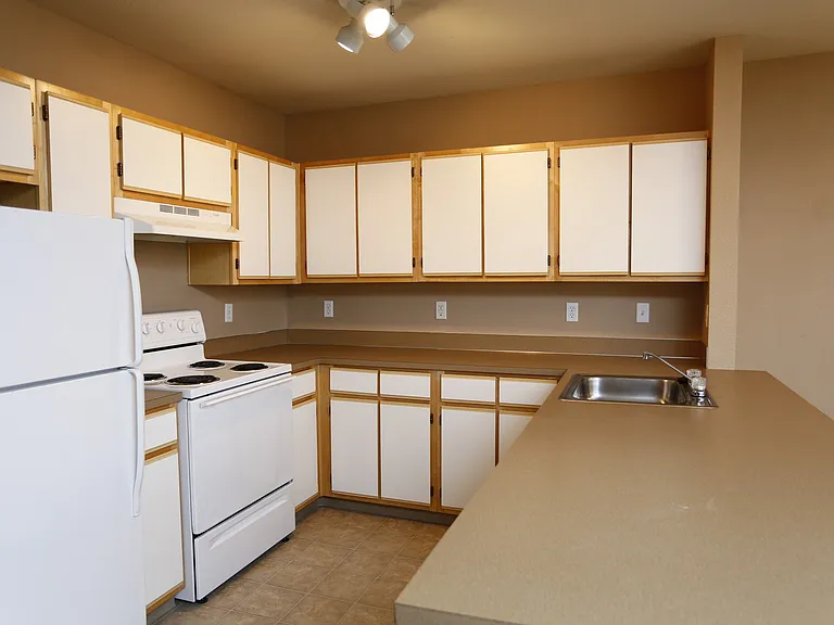 Gateway Village Apartments — Photo 21