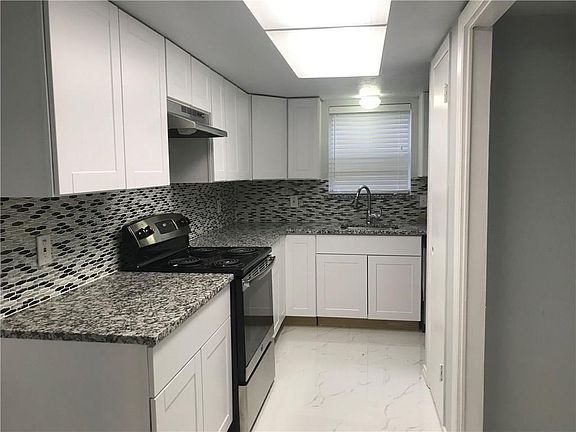 5th image of 3022 E Park Dr