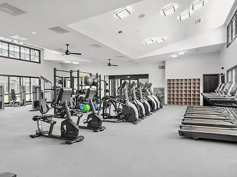 3670 Carriage Hill Dr — Photo 33