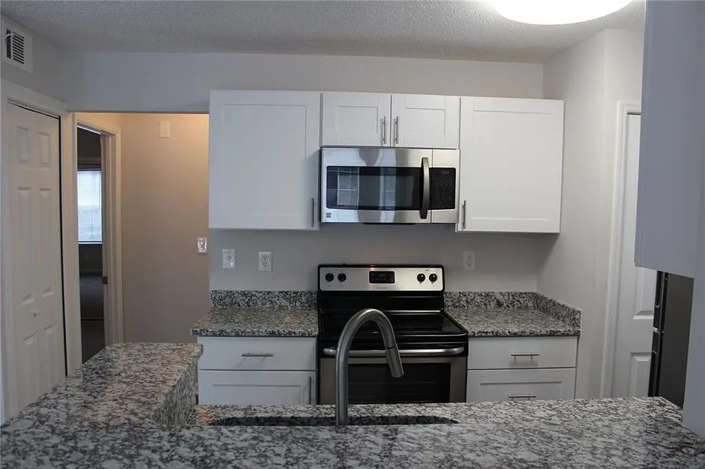 2 bed, 880 sqft, $1,750 — Photo 2