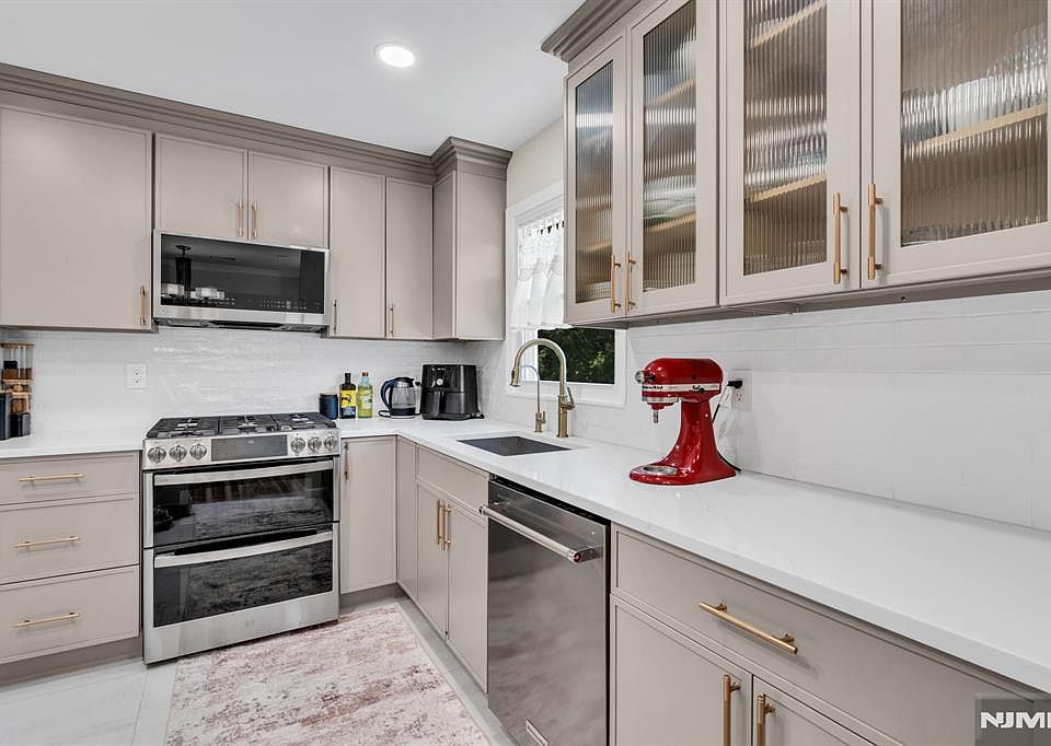 1st image of 33 Oak Ave
