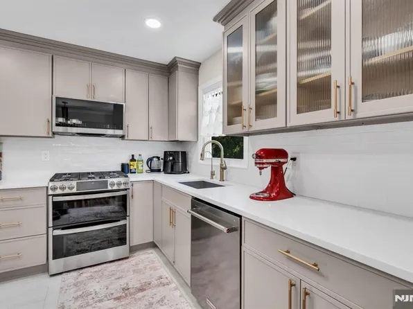 33 Oak Ave, Pequannock, NJ 07440