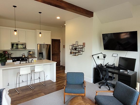 4th image of 140 Woodland Pl #A