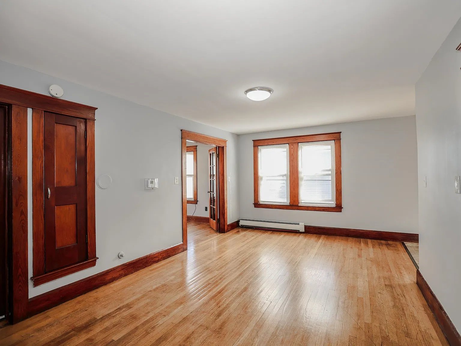 3 bed, 1.0 bath, 1960 sqft, $2,600 — Photo 2